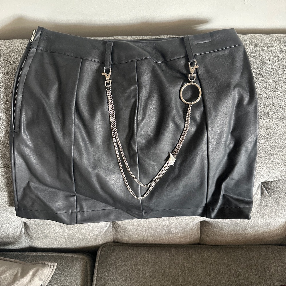 Forever 21 Faux Leather Black Chain Skirt L NWT
